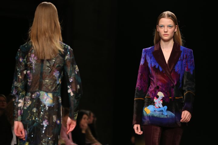 Mary Katrantzou ah 2018-19, à Londres, en février 2018
 (DANIEL LEAL-OLIVAS / AFP)