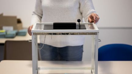 Une urne, dans un bureau de vote.&nbsp; (LOIC VENANCE / AFP)