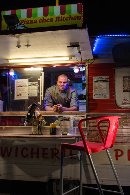 Stéphane Richebois pose dans son camion-pizza, le 31 janvier 2017, à Grambois (YANN THOMPSON / FRANCEINFO)