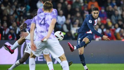 Le Marocain Achraf Hakimi (à droite) sur l'action de l'égalisation pour Paris face à Toulouse, le 4 février 2023. (FRANCK FIFE / AFP)