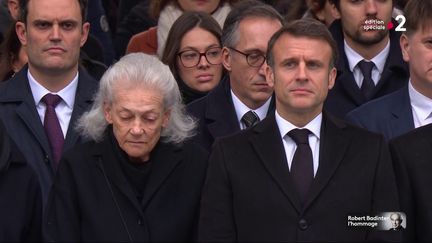 Elisabeth Badinter aux côtés d'Emmanuel Macron, lors de la cérémonie d'hommage à Robert Badinter, place Vendôme, à Paris, le 14 février 2024. (FRANCEINFO)