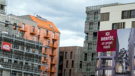 Des immeubles en construction en région parisienne. Photo d'illustration. (BRUNO LEVESQUE / MAXPPP)