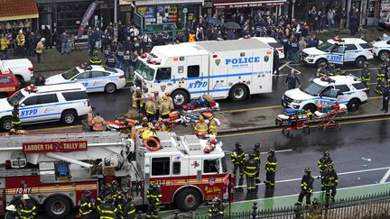 Les pompiers et la police près de la station de métro 36th Street à Brooklyn (New York), où plusieurs personnes ont été blessées après des tirs, le 12 avril 2022.
 (JOHN MINCHILLO / AP)