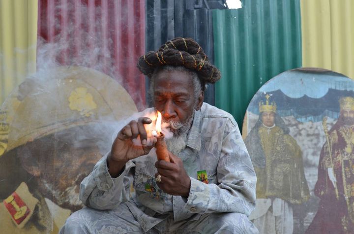 L'avocat de la légalisation du cannabis et légende du reggae, Bunny Wailer, fume une pipe de cannabis
 (AP Photo/David McFadden)