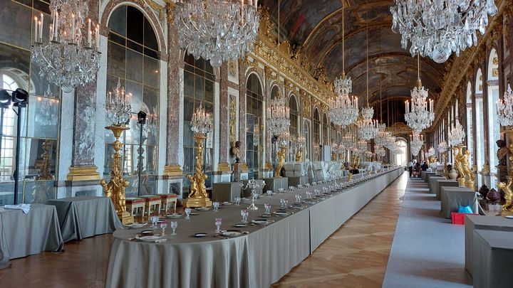 Le président Emmanuel Macron et son épouse Brigitte accueilleront le couple royal dans le château du roi Soleil au premier soir de leur visite d'Etat de trois jours en France, en
présence de quelque 160 invités. (VICTORIA KOUSSA / FRANCEINFO)