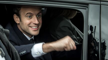 Emmanuel Macron salue ses soutiens après avoir voté dans un bureau de vote du Touquet (Pas-de-Calais), le 23 avril 2017. (PHILIPPE HUGUEN / AFP)