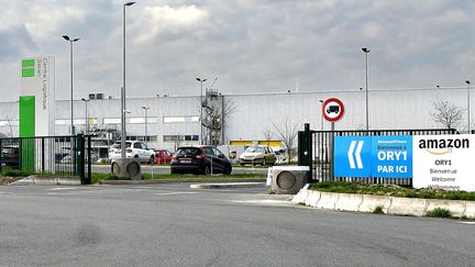 L'entrée du site Amazon de Saran (Loiret), le 18 mars 2020. (MAXPPP)