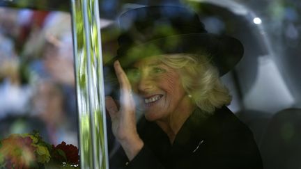 Camilla, épouse du roi Charles III et reine consort, salue le public&nbsp;après un hommage à&nbsp;la reine Elizabeth II à la cathédrale de Llandaff, à Cardiff (Pays de Galles), le 16 septembre 2022.&nbsp; (FRANK AUGSTEIN / AFP)