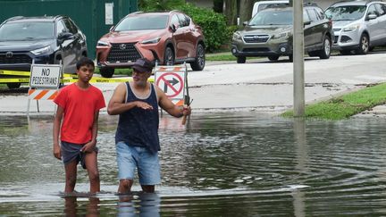 Des habitants dans une rue inondée après le passage de l'ouragan Milton, à Altamonte Springs, en Floride (Etats-Unis), le 10 octobre 2024. (PAUL HENNESSY / ANADOLU)