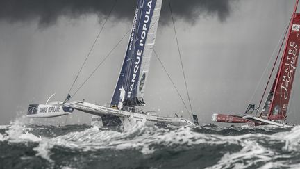 Le skipper Loïck Peyron, sur son maxi-trimaran "Banque Populaire", au départ de la 10e édition de la Route du Rhum,&nbsp;au large de Saint-Malo (Ille-et-Vilaine), le 2 novembre 2014.&nbsp;  (STEPHANIE BILLARANT)