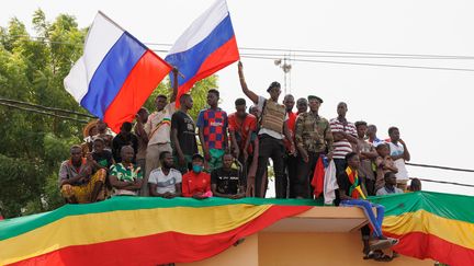 Le 13 mai 2022, des partisans du président par intérim malien brandissent des drapeaux russes lors d'un rassemblement pro-junte et pro-russe à Bamako. (OUSMANE MAKAVELI / AFP)