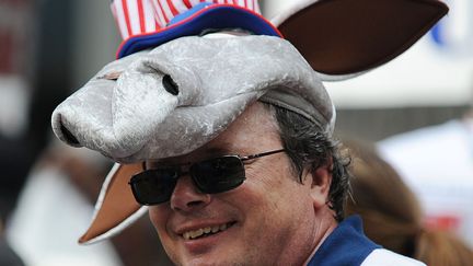 Et si les r&eacute;publicains arboraient la semaine pr&eacute;c&eacute;dente des chapeaux en forme d'&eacute;l&eacute;phant, les d&eacute;mocrates sont eux coiff&eacute;s d'une t&ecirc;te d'&acirc;ne. Les deux partis rivalisent d'&eacute;l&eacute;gance. (ROBYN BECK / AFP)