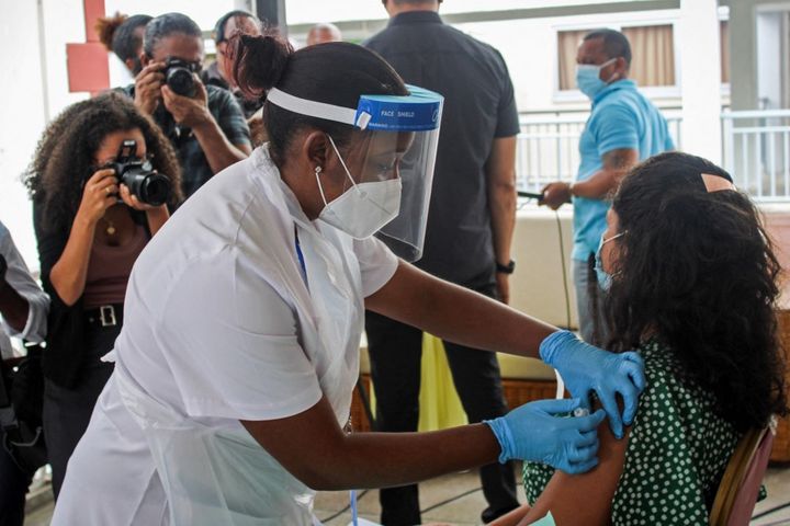 Une&nbsp;vaccination contre le Covid-19, à Victoria (Seychelles), le 10 janvier 2021. (RASSIN VANNIER / AFP)