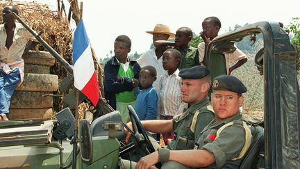 Des soldats fran&ccedil;ais patrouillent pr&egrave;s de Kayove (Rwanda), le 26 juin 1994. (PASCAL GUYOT / AFP)