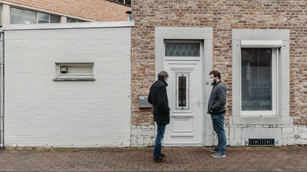 Le psychiatre Pierre-Antoine Bogaerts et l'éducateur Rémi Marion, devant le domicile de Mélanie près de Namur (Belgique), le 8 février 2022.&nbsp; (PIERRE MOREL / FRANCEINFO)