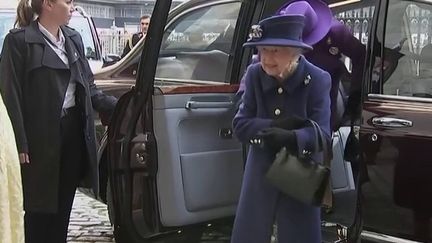 Royaume-Uni : la reine Elizabeth II victime d'une entorse lombaire