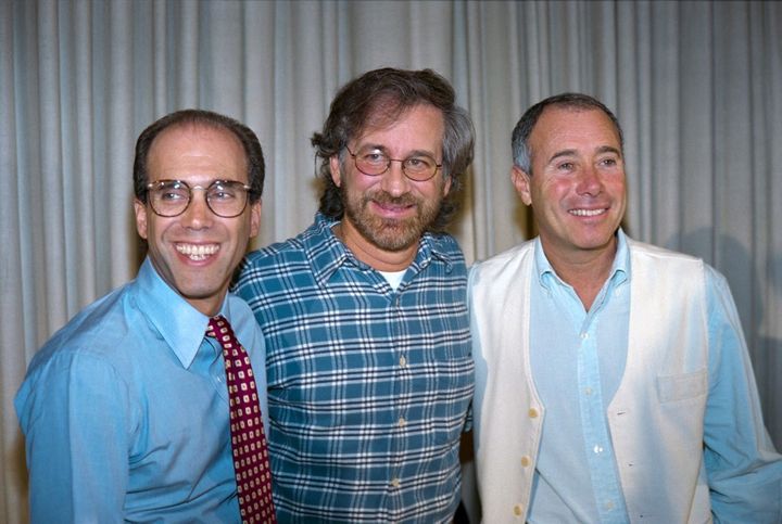 Le producteur américain Jeffrey Katzenberg, le réalisateur américain Steven Spielberg et le producteur David Geffen après une conférence de presse annonçant la création du studio Dreamworks SKG, le 12 octobre 1994, à Beverly Hills. (HAL GARB / AFP)