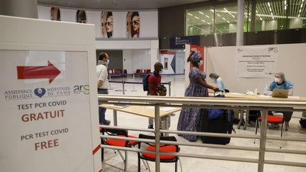 Salle de test de dépistage du coronavirus PCR à l'aéroport Roissy-Charles-de-Gaulle, le 24 juillet 2020. (THOMAS SAMSON / AFP)