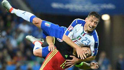 L'Italien Emanuele Giaccherini face à Eden Hazard (EMMANUEL DUNAND / AFP)