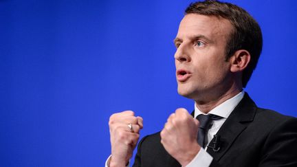 Le candidat d’En marche ! à l'élection présidentielle, Emmanuel Macron, prononce un discours lors d'un meeting organisé à Besançon (Doubs), le 11 avril 2017. (SEBASTIEN BOZON / AFP)