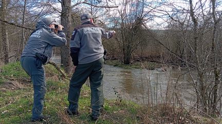 Les agents de l'OFB contrôlent le respect des règles environnementales. (GUILLAUME FARRIOL / FRANCEINFO)