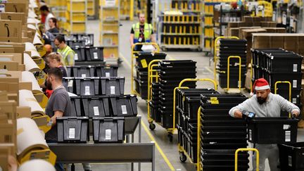 Des employés d'Amazon dans un entrepôt de Peterborough&nbsp;(Royaume-Uni),&nbsp;le 27 novembre 2019.&nbsp; (DANIEL LEAL-OLIVAS / AFP)