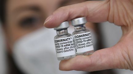 Des flacons du vaccin Comirnaty contre le Covid-19 des laboratoires Pfizer-BioNtech sont utilisés dans un centre de vaccination en Bavière (Allemagne). (FRANK HOERMANN/SVEN SIMON / SVEN SIMON / AFP)