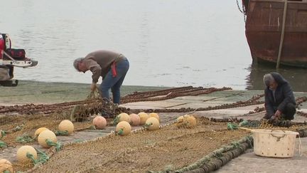 La colère gronde chez les pêcheurs face à la hausse des prix des carburants. Ils attendent beaucoup du gouvernement, qui doit dévoiler mercredi 16 mars un plan d’aide pour plusieurs professions. Certains pêcheurs sont même contraints de rester à quai car le gazole leur coûte trop cher.&nbsp; (FRANCE 2)