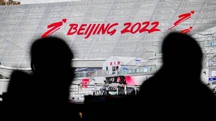 A&nbsp;Zhangjakou, le 29 janvier 2022, le personnel de sécurité chinois veille à proximité du tremplin de saut à ski, à quelques jours du début des Jeux olympiques. (JEWEL SAMAD / AFP)