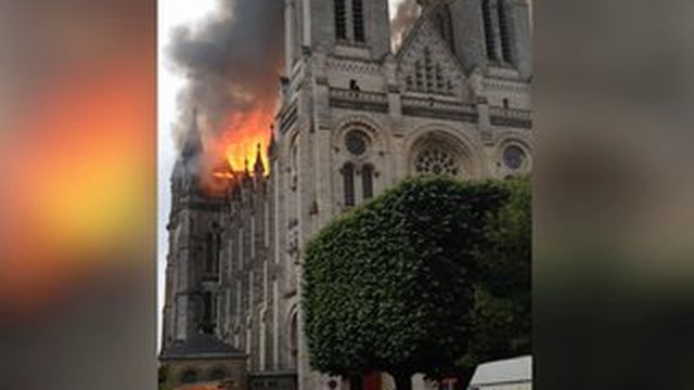 Nantes : une basilique ravagée par les flammes