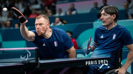 Les Français Fabien Lamirault et Julien Michaud, en double hommes de tennis de table, aux Jeux paralympiques de Paris, le 30 août 2024. (ECHELARD DIDIER / KMSP)