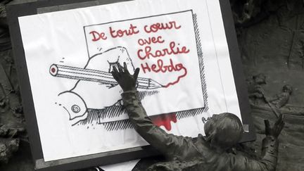 &nbsp; (Un dessin de Plantu est déposé au pied de la statut de la République à Paris au lendemain de l'attaque terroriste contre Charlie Hebdo © Maxppp)