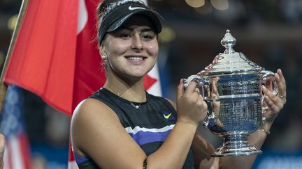 Bianca Andreescu avec le trophée de l'US Open, samedi 7 septembre 2019 à New York (LEV RADIN / ANADOLU AGENCY)