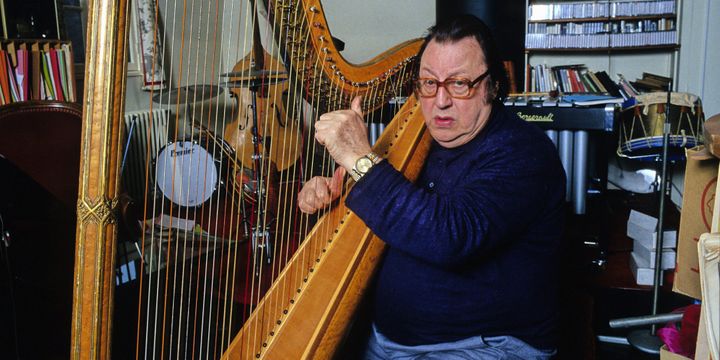 Raymond Devos jouait de nombreux instruments, ici à la harpe
 (MAXPPP)