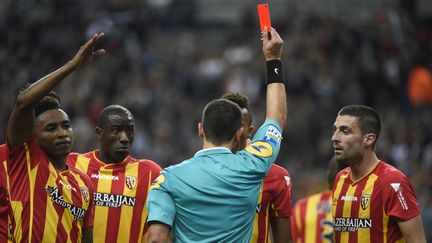 Les joueurs du RC Lens se plaignent aupr&egrave;s de l'arbitre apr&egrave;s le carton rouge donn&eacute; &agrave; Jean-Philippe Gbamin, le 17 octobre 2014 au Stade de France (Seine-Saint-Denis), lors du match Lens-PSG. (MARTIN BUREAU / AFP)