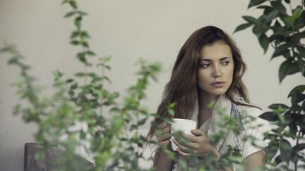 Une jeune femme perdue dans ses pensées. (MAXPPP)