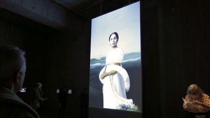 Sous les yeux des premiers visiteurs, Lady Gaga portraitisée par Bob Wilson, pour l'exposition "Living Rooms" du plasticien au Louvre (13 novembre 2013)
 (François Guillot / AFP)