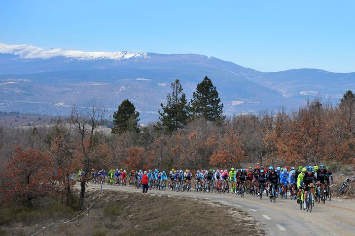 Les cyclistes du 74e Paris-Nice&nbsp;affrontent le mont Ventoux (Vaucluse), le 11 mars 2016. (DE WAELE TIM / TDWSPORT SARL / AFP)