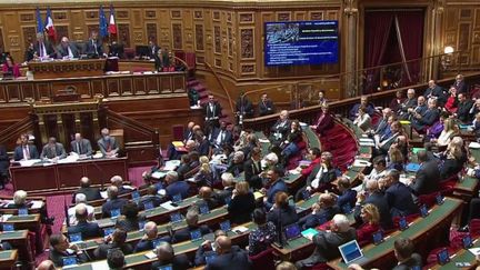 Jeudi 20 octobre, le meurtre de Lola continue de susciter beaucoup d'émotion, et les partis politiques de droite s'en emparent.&nbsp;Le Rassemblement national prévoit un "hommage pudique" devant l'Assemblée nationale, tandis que le parti d'Éric Zemmour appelle à un rassemblement. (FRANCE 2)