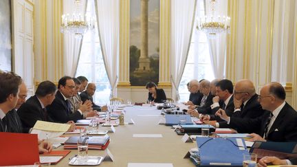 Fran&ccedil;ois Hollande et Manuel Valls pr&eacute;sident le conseil de d&eacute;fense &agrave; l'Elys&eacute;e le 29 avril 2015. (GONZALO FUENTES / POOL)