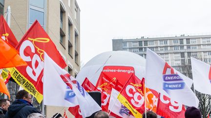 CGT, FO et CFDT réunis lors d'un rassemblement des salariés d'EDF, à&nbsp;Levallois Perret (Hauts-de-Seine), le 18 février 2016.&nbsp; (MAXPPP)