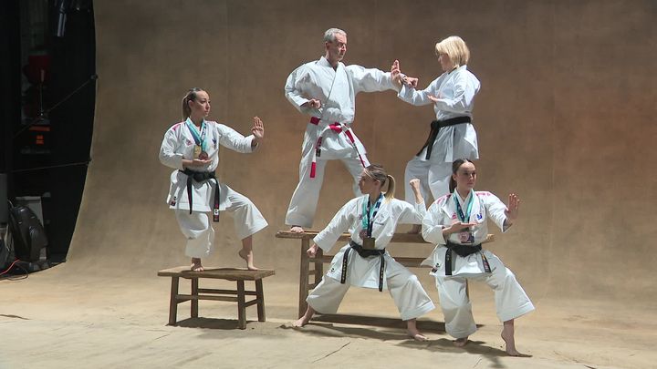 Des modèles posent pour Yann Arthus-Bertrand à Ajaccio en Corse. (FRANCE 3 CORSE)