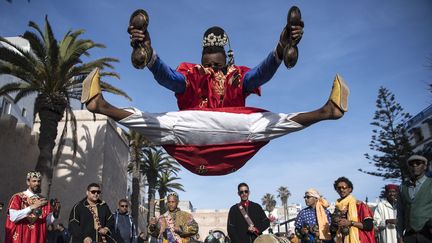 Un groupe traditionnel gnaoua se produit dans la ville d'Essaouira le 14 décembre 2019, pour célébrer l'entrée de leur musique sur la liste du patrimoine culturel immatériel de l'humanité de l'Unesco. (FADEL SENNA / AFP)