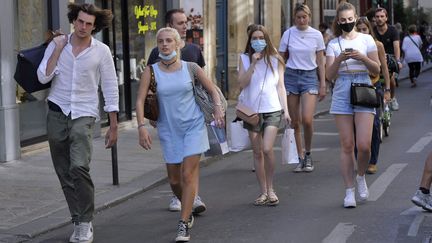 Des passants marchent dans le quartier du Marais, à Paris, en juin 2021. (ONLY FRANCE VIA AFP)