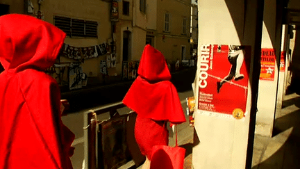 Sous le soleil écrasant d'Avignon, les compagnies ont trois semaines pour convaincre le public et les programmateurs
 (France 3 / Culturebox)