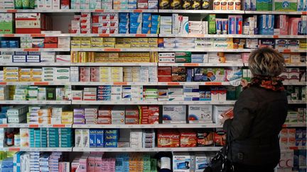 Une cliente dans une pharmacie de Caen (Calvados), en novembre 2012. (CHARLY TRIBALLEAU / AFP)