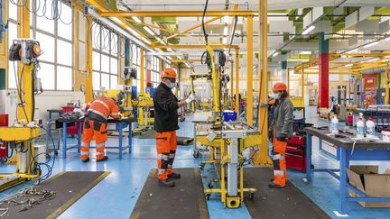 Des employés dans un technicentre de la SNCF en Indre-et-Loire (photo d'illustration). (AVENET PASCAL / HEMIS.FR / AFP)