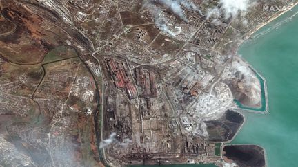 Une image satellite fournie par la société Maxar Technologies, le 12 avril 2022, montre un quartier industriel à Marioupol (Ukraine). (MAXAR TECHNOLOGIES)