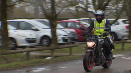 Depuis le 12 janvier, le compte personnel de formation permet de financer les permis deux roues. Plus de 11 000 demandes ont été enregistrées depuis. Alors qu'il suffit d'une attestation sur l'honneur pour constituer son dossier, les organisations patronales redoutent un effet d'aubaine. (France 2)