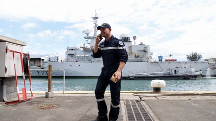 Le skippeur Kevin Escoffier à son arrivée sur l'île de la Réunion, jeudi 10 décembre 2020. (RICHARD BOUHET / AFP)